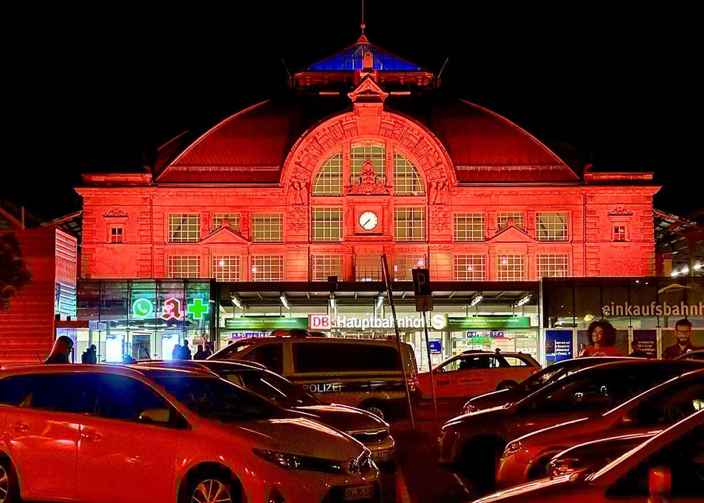 Mit seiner LED-Beleuchtung setzt der Hauptbahnhof Halle selbst ein optisches Ausrufezeichen.