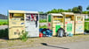 Die Altkleidercontainer im Wanzleber Stadtgebiet sind fast alle überfüllt und Säcke stapeln sich davor.
