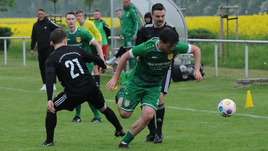 Gino Zöbisch (rechts) und der TSV Grün-Weiß Kleinmühlingen/Zens sicherten sich mit dem Derbysieg gegen den SV Wolmirsleben/Unseburg/Tarthun um Tim Pflug den Klassenerhalt.