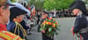 Klaus Beckert (Mitte) erhält beim Eröffnungsappell einen Blumenstrauß. Er verkörpert den Blücher schon seit vielen Jahren.