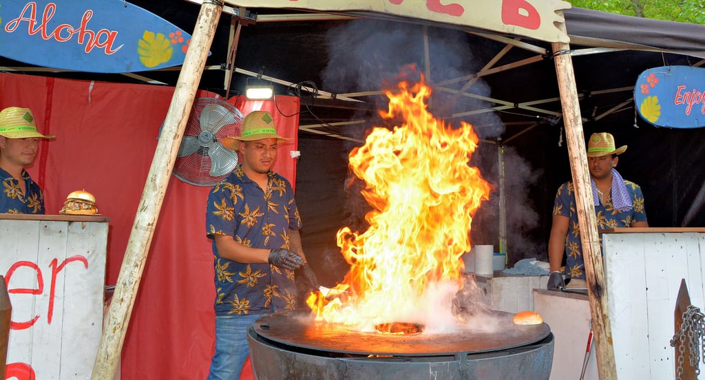Feurige Zubereitung der hawaiianischen Burger beim 25. Lichterfest im Kurpark von Bad Salzelmen.