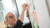 Werkstudentin bei der Arbeit: Die 20-Stunden-Grenze darf maximal in 26 Wochen eines Jahres überschritten werden.