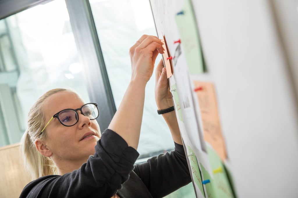 Werkstudentin bei der Arbeit: Die 20-Stunden-Grenze darf maximal in 26 Wochen eines Jahres überschritten werden.