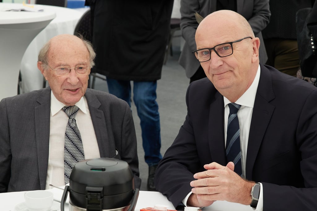Der KZ-Überlebende Richard Fagot (l) trifft beim Gedenken in Sachsenhausen auf Brandenburgs Ministerpräsident Dietmar Woikde (SPD).