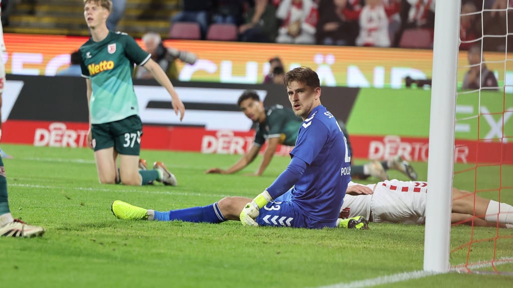Ex-FCM-Torhüter Julian Pollersbeck spielte 1:1 beim 1. FC Köln, steigt aber dennoch mit Jahn Regensburg aus der 2. Bundesliga ab.