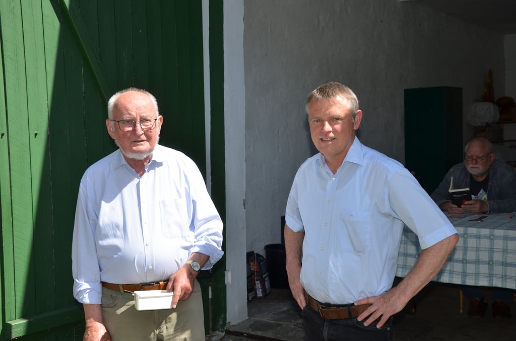 Günter Bruhn mit Karsten Hoth, dem Vorsitzenden des Trägervereins der Heimatstube in Breitenrode.