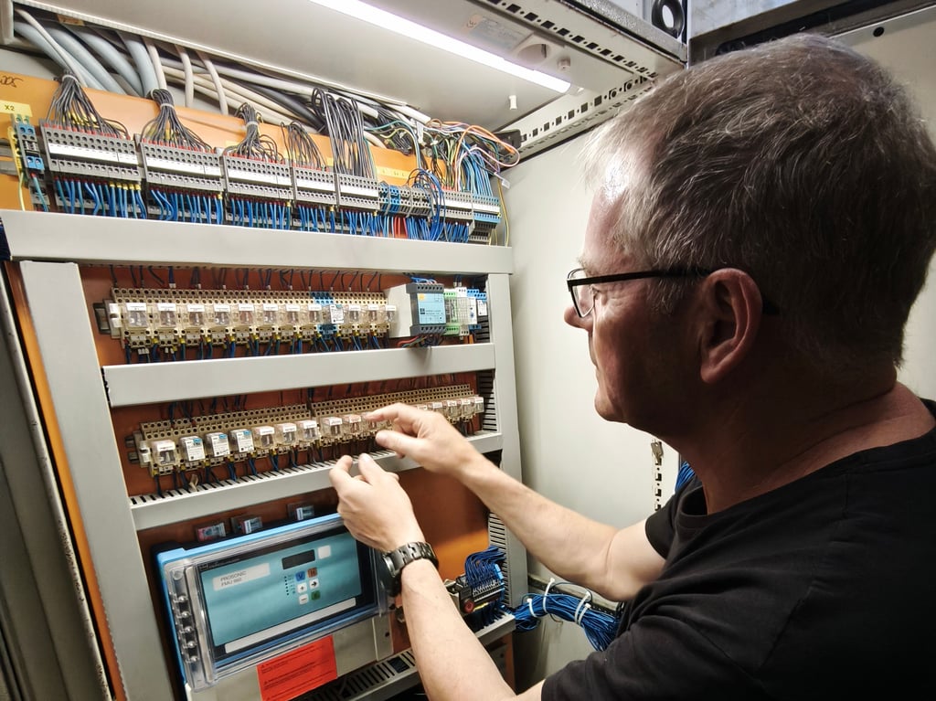 Im Technik-Keller des Querfurter Freibades zeigt Schwimmmeister Olaf Tobisch die wichtige, aber in die Jahre gekommene SPS-Anlage. Sie soll durch eine moderne ersetzt werden.