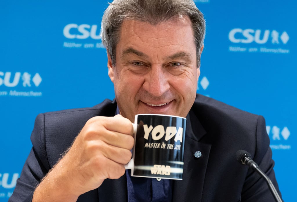 Markus Söder - hier mit „Yoda“-Tasse auf einem Bild aus dem Jahr 2022 - hat zum Star-Wars-Tag gegrüßt. (Archivbild)