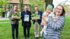 Marie-Therese Schierz und Sohn Moritz erhalten gemeinsam mit Jens Kühn (Mitte) ihre Baumpatenschaftsurkunde.