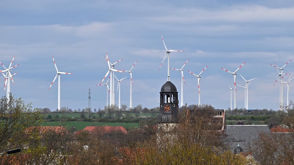 Nach Ansicht des Westdorfer Ortschaftsrates ist die Region um Aschersleben mit Windrädern regelrecht „verspargelt“.