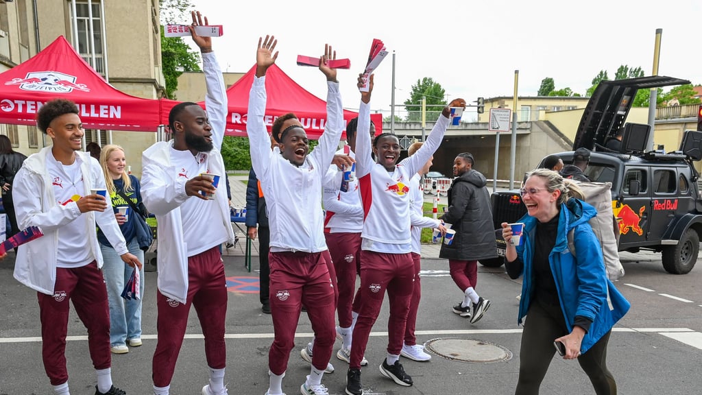 Spieler von RB Leipzig bejubeln Teilnehmer des Wings-For-Life-Runs von Red Bull