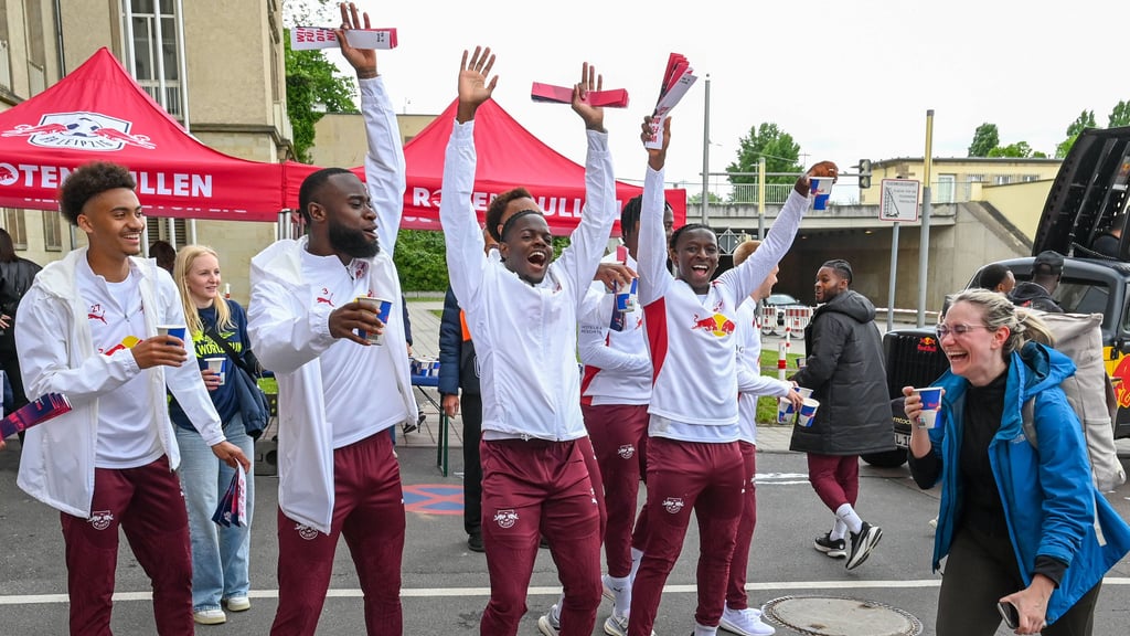 Spieler von RB Leipzig bejubeln Teilnehmer des Wings-For-Life-Runs von Red Bull