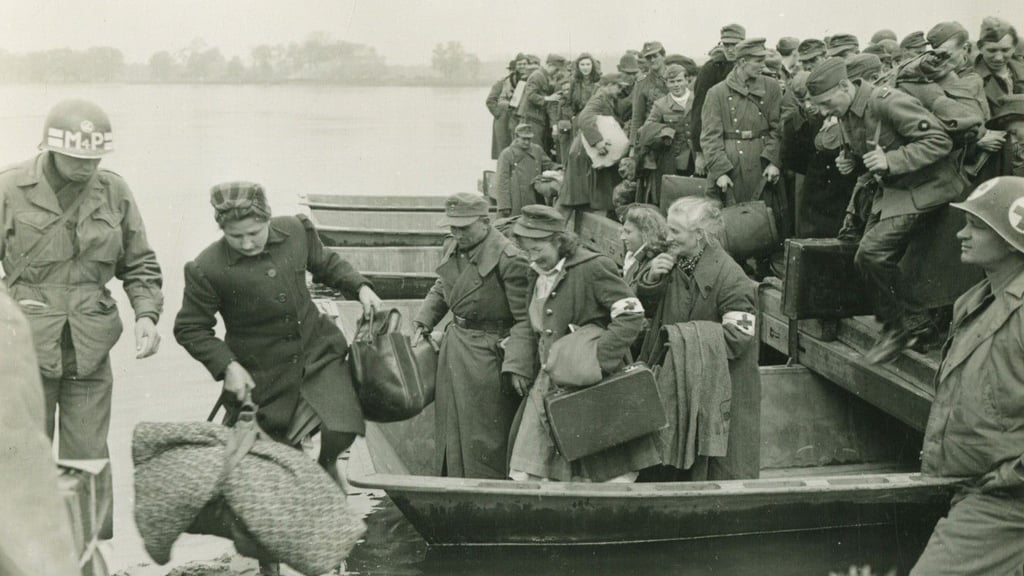 Übergesetzt ab Quitzöbel: Flüchtende erreichen im Mai 1945 mit US-amerikanischer Hilfe das Werbener Elbufer. 