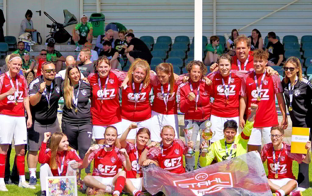 Die Fußballfrauen von Stahl Aken bejubeln ihren Pokalsieg im Wolfener Jahnstadion.