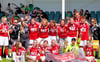 Die Fußballfrauen von Stahl Aken bejubeln ihren Pokalsieg im Wolfener Jahnstadion.