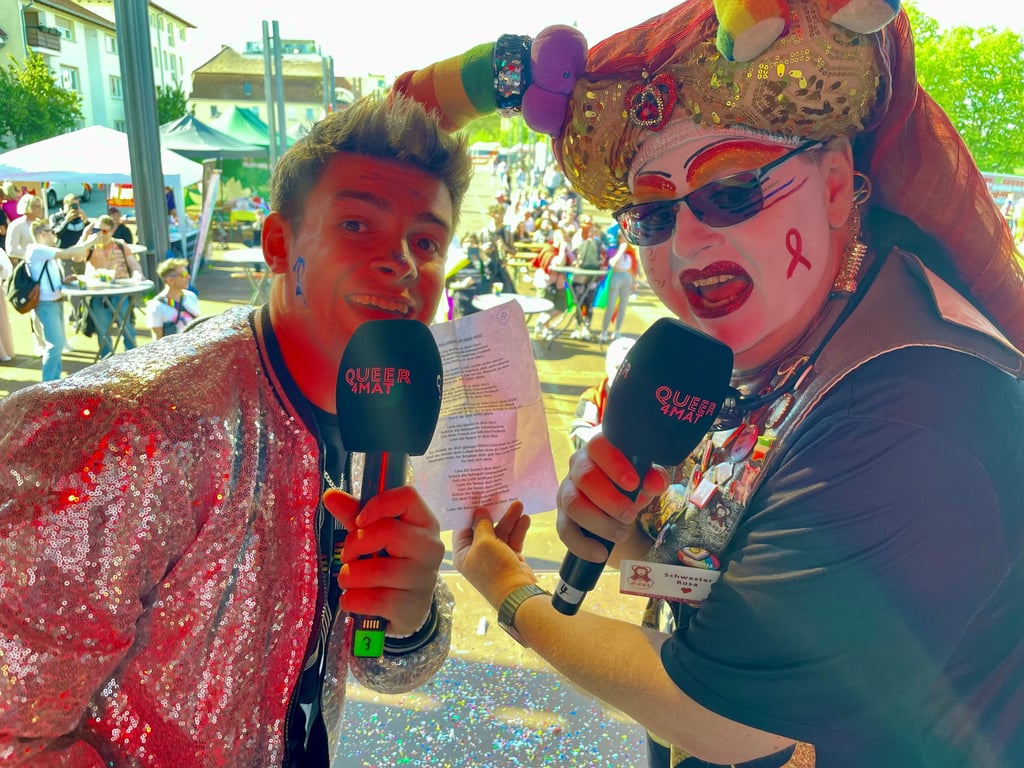 Jörgen Heiser (r.) moderierte den Christopher Street Day (CSD) in Schönebeck, der vorzeitig beendet worden war. Nur leitet Heiser rechtliche Schritte gegen Behörden der Stadt Schönebeck und des Salzlandkreises ein. unter anderem geht es um eine nicht genehmgte Spontanversammlung. 