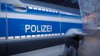 Die Polizei Halle sucht nach einem Mann, der einen anderen Mann in der Straßenbahn beleidigt und gestoßen hat.