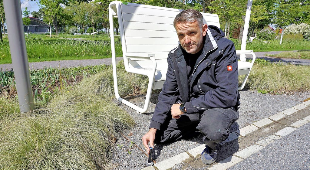 Bad Dürrenbergs Kurpark-Chef Jens Piller mit einer der Düsen eines Versenkregners. Fast alle wurden jetzt von Unbekannten zerstört.