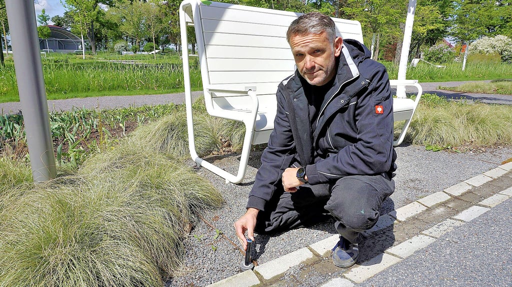 Bad Dürrenbergs Kurpark-Chef Jens Piller mit einer der Düsen eines Versenkregners. Fast alle wurden jetzt von Unbekannten zerstört. 