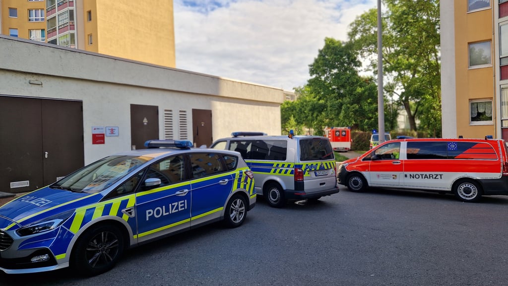 Polizei und Rettungsdienst waren in der Albert-Einstein-Straße in Halle-Neustadt im Einsatz.