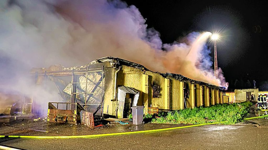 Die Scheune in Bodemar brennt vollständig aus.