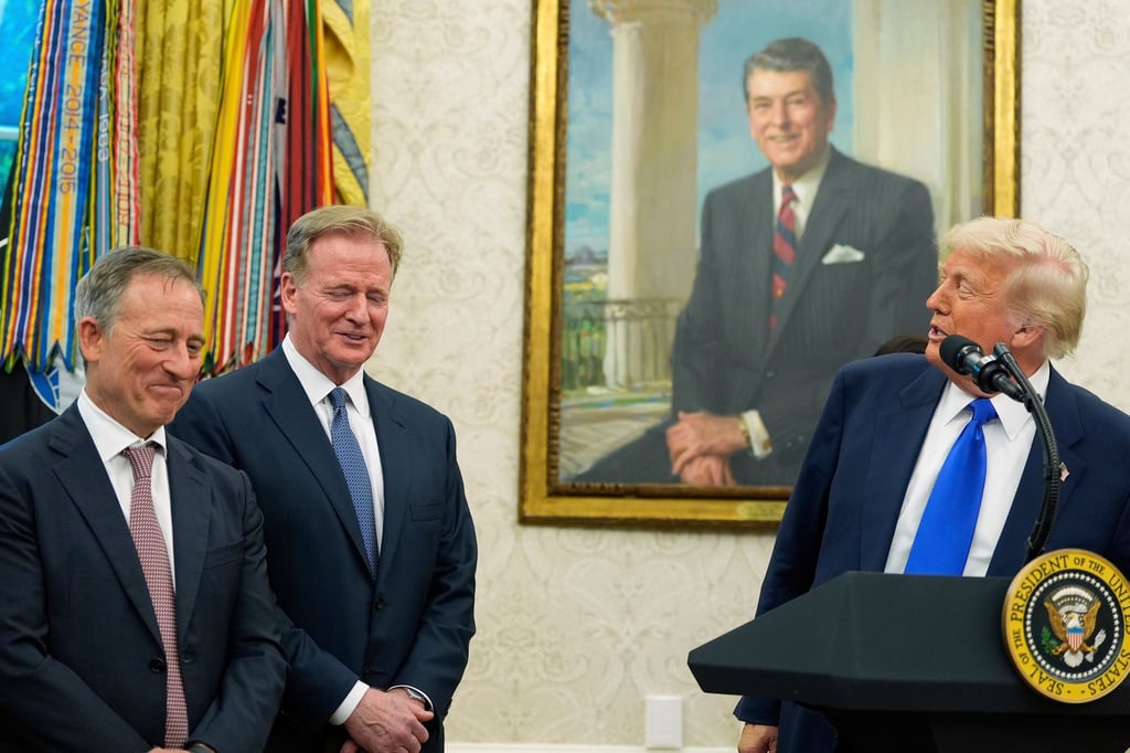 Donald Trump verkündete Washington als Gastgeber für den NFL-Draft 2027 - im Beisein von NFL-Boss Roger Goodell (2.v.l.) und Josh Harris, dem Eigentümer der Washington Commanders.
