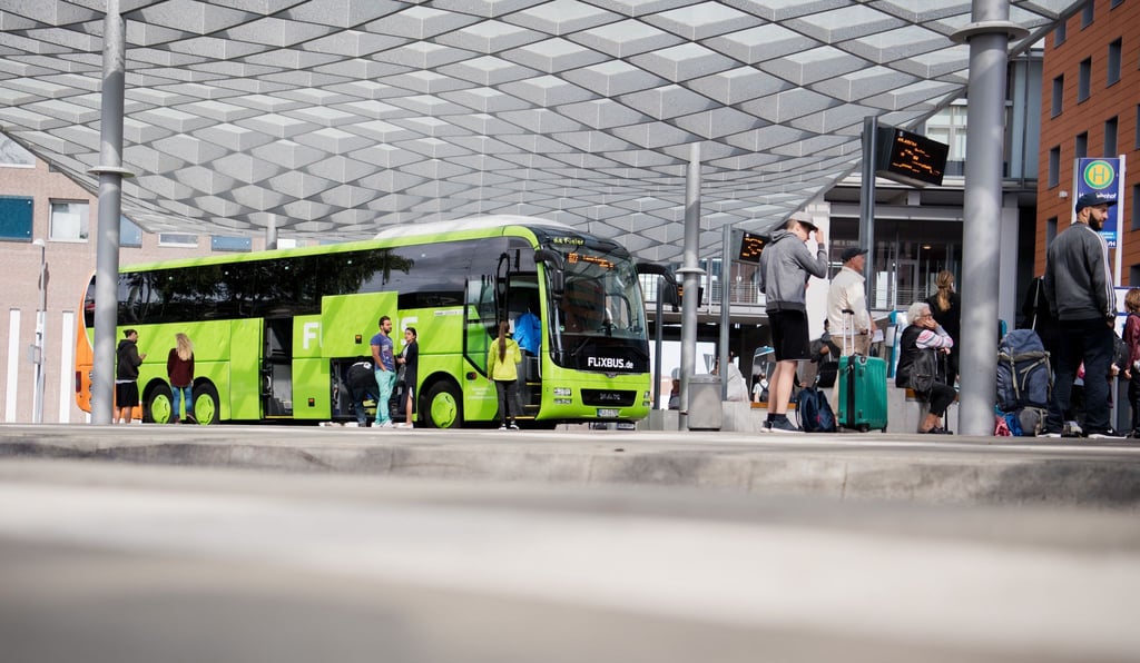 Fernbusunternehmen wie FlixBus, BlaBlaCar Bus oder Alsa bieten Fahrten durch ganz Europa an.