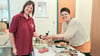 Jessica Tscheppik (r.) bekocht Bianca Sorge und Besucher mit einem Ayurveda-Frühstück bei der ersten Messe „Lebensquell“ in der Kulturfabrik. 