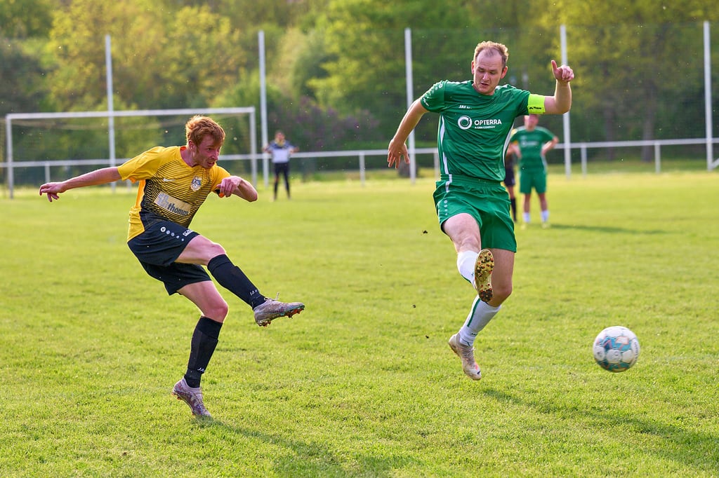 SVM-Spieler Piet Jaschinski (l.) flankt vor dem Karsdorfer Kapitän Tom Eberling. Mit ihrem 3:0-Sieg verbesserten die gastgebenden Mertendorfer ihre Chancen auf den dritten Tabellenplatz.