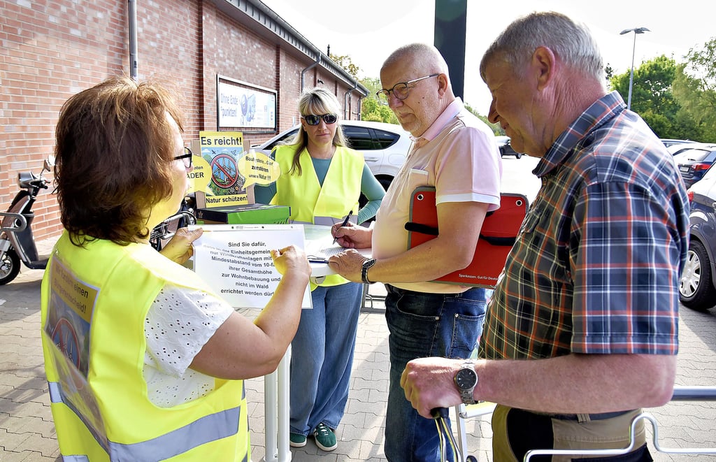 Kathrin Lehmberg (von links) und Doreen Abrokat sammelten am Wochenende Unterschriften für die Durchführung eines Bürgerentscheids. Klaus Jolitz und Ronald Schuppe sprechen sich dafür aus.