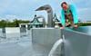 Objektleiter Frank Müller betreut das Einlassen des Wassers in das Erlebnisbecken in der „Saaleperle“. 