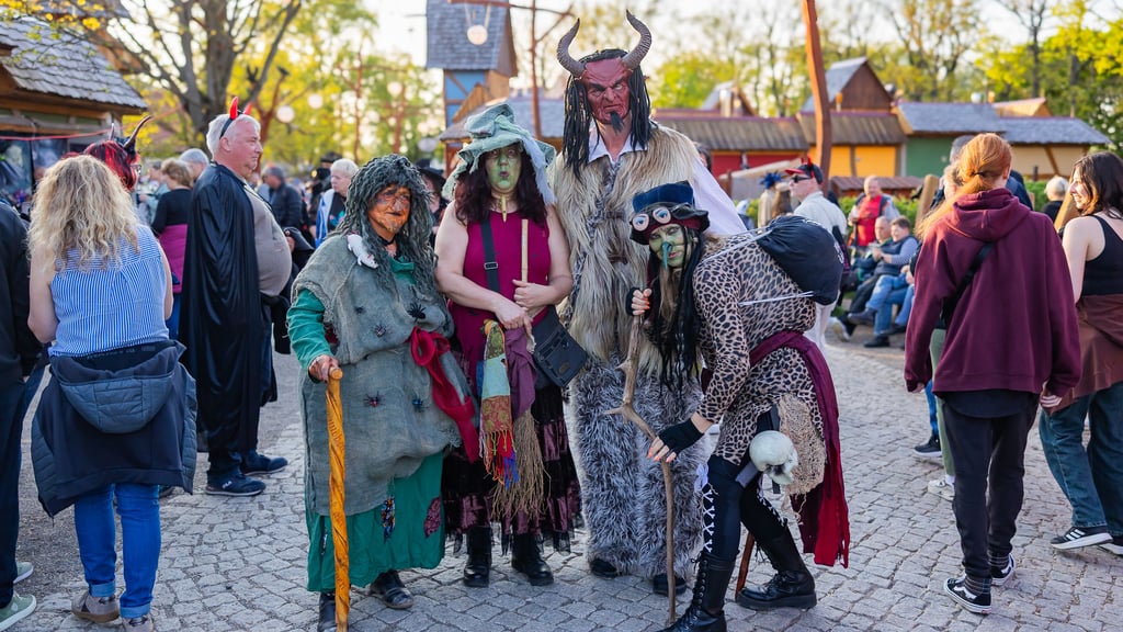 Viele Besucher der Walpurgisnacht auf dem Hexentanzplatz in Thale haben sich passend kostümiert.