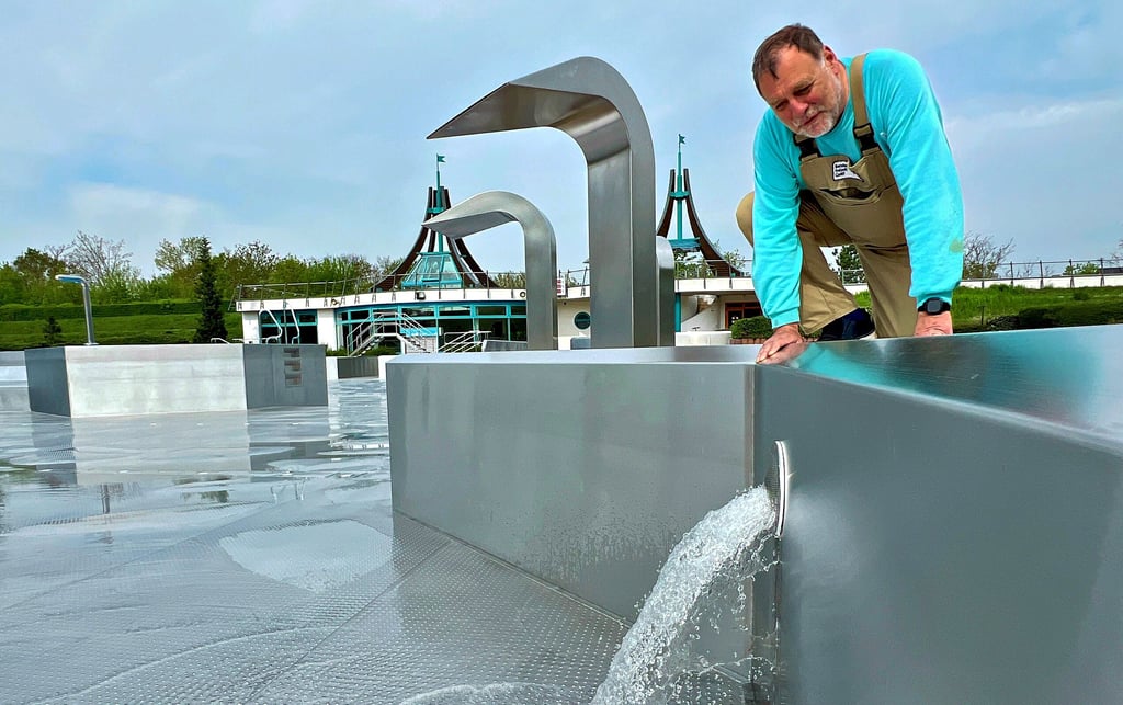 Objektleiter Frank Müller betreut das Einlassen des Wassers in das Erlebnisbecken in der „Saaleperle“.