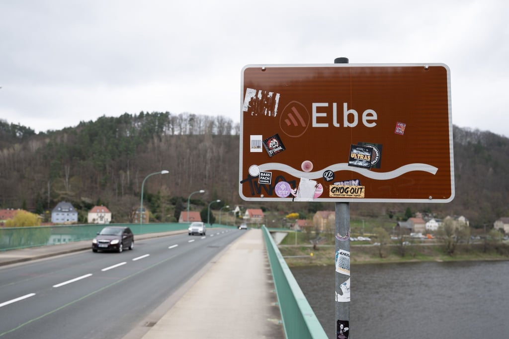 Die Untersuchungen für die Behelfsbrücke in Bad Schandau wurden gestartet. (Archivbild)