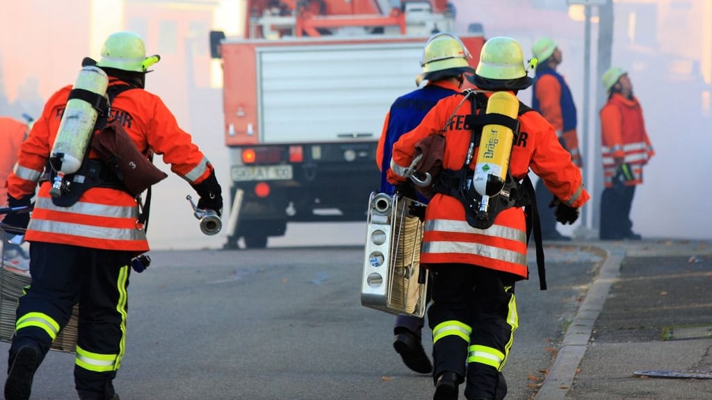 Ein Feuerwehrmann ist bei einem Einsatz in Halle mit einer Flasche bedroht worden.