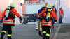 Ein Feuerwehrmann ist bei einem Einsatz in Halle mit einer Flasche bedroht worden.