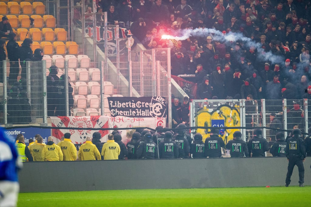 Beim Auswärtsspiel in Jena schossen Fans des Halleschen FC Leuchtraketen in den Jenaer Block.