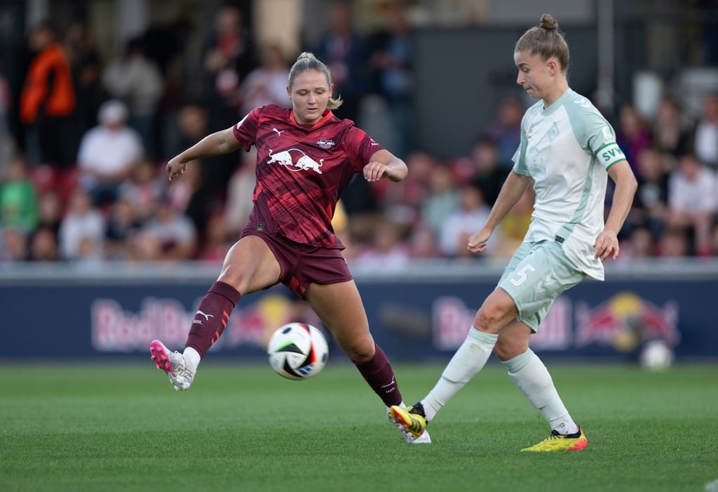 Michelle Ulbrich (r), die im Winter von Werder Bremen zum FC Bayern München wechselte, erzielt den Siegtreffer gegen Jena.