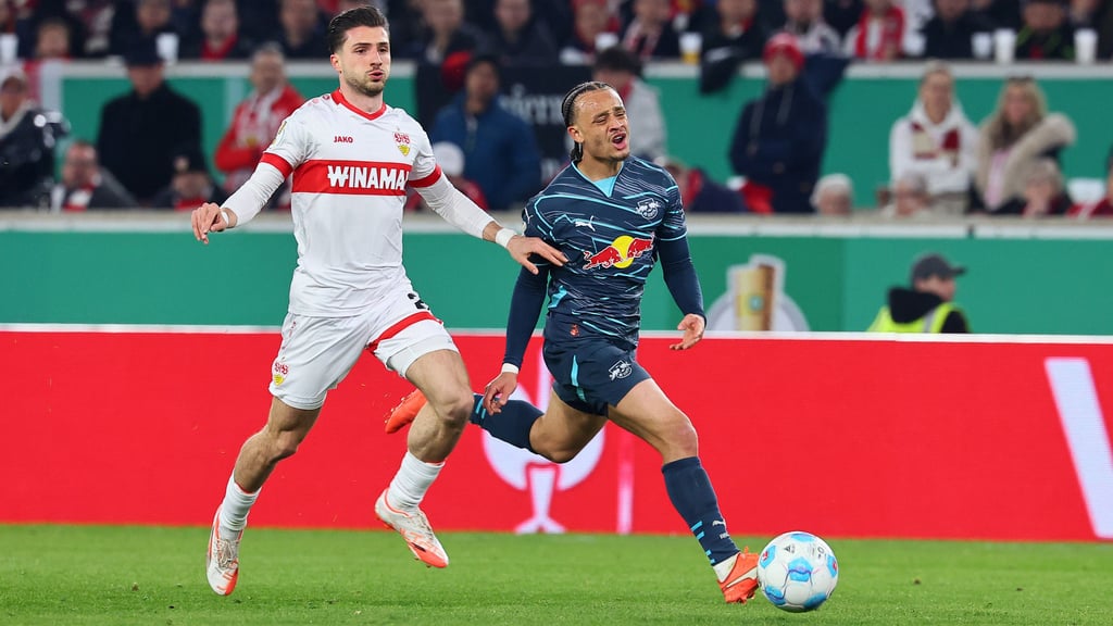 VfB-Profi Leonidas Stergiou (l.) im Zweikampf mit RB-Spieler Xavi Simons