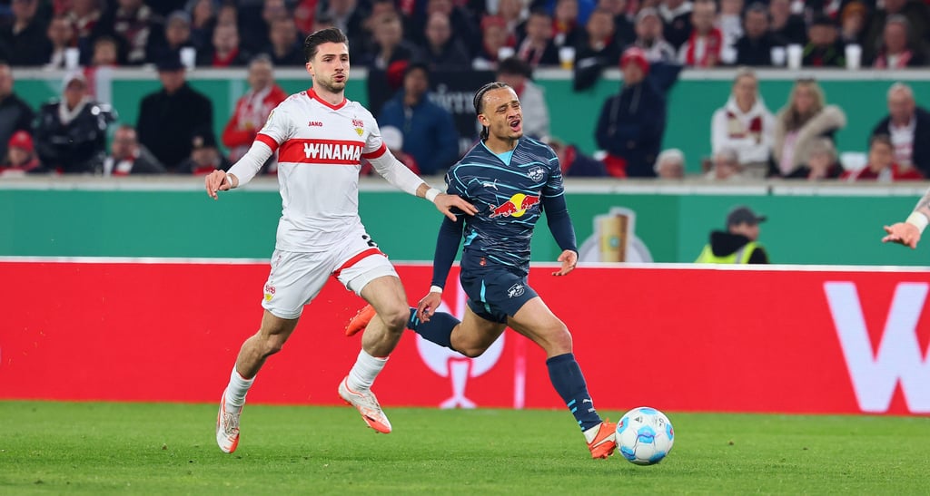 VfB-Profi Leonidas Stergiou (l.) im Zweikampf mit RB-Spieler Xavi Simons