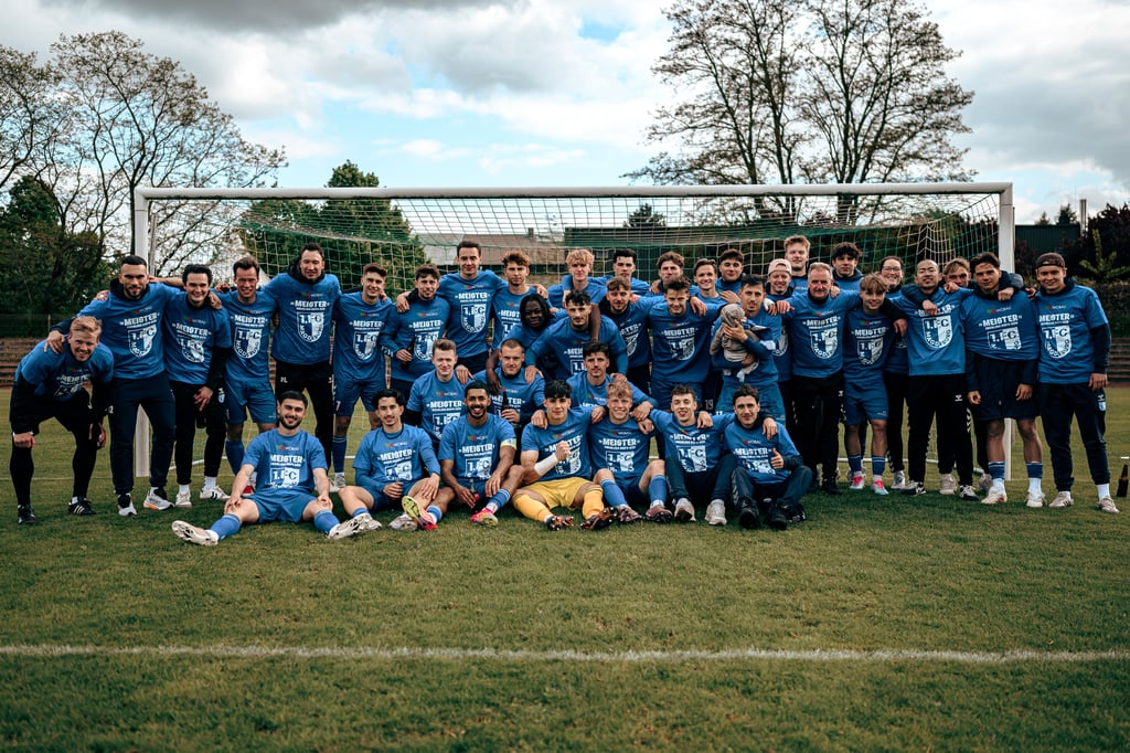 Selbst der graue Himmel mit dicken Wolken konnte die freudige Stimmung nicht trüben: Der FCM II bejubelt den Aufstieg in die Regionalliga.