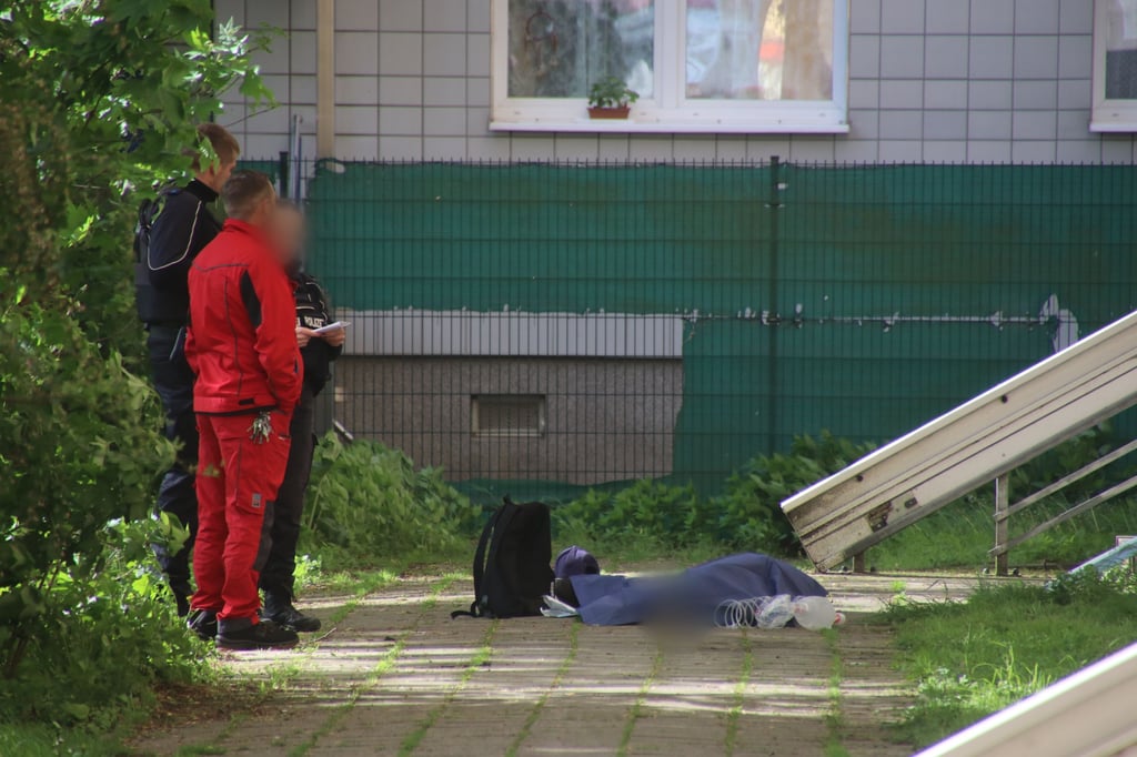 Polizei und Rettungsdienst waren in der Albert-Einstein-Straße in Halle-Neustadt im Einsatz. Für die Person kam jede Hilfe zu spät.