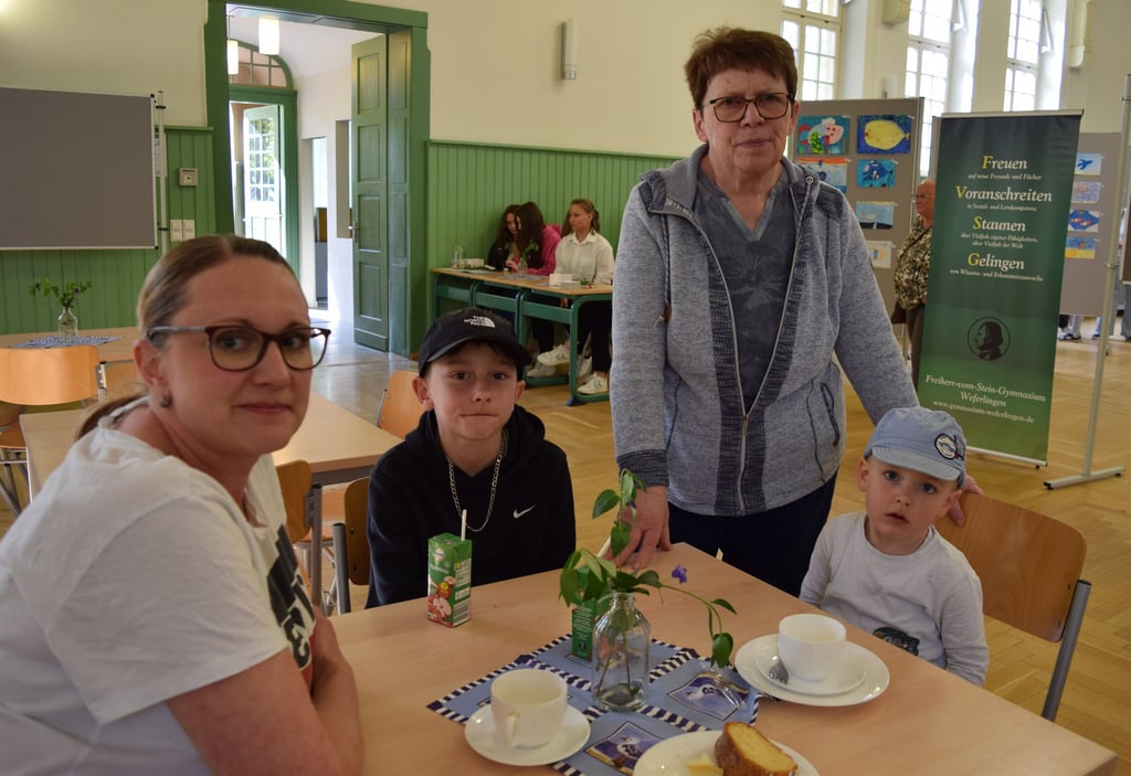 Ben Levi hat sich mit seiner Mutter Franziska Hollekamp (l.), seiner Oma Iris Rose und seinem kleinen Bruder Nelio die Ausstellung angesehen. Der Viertklässler hat auch ein Bild gemalt.