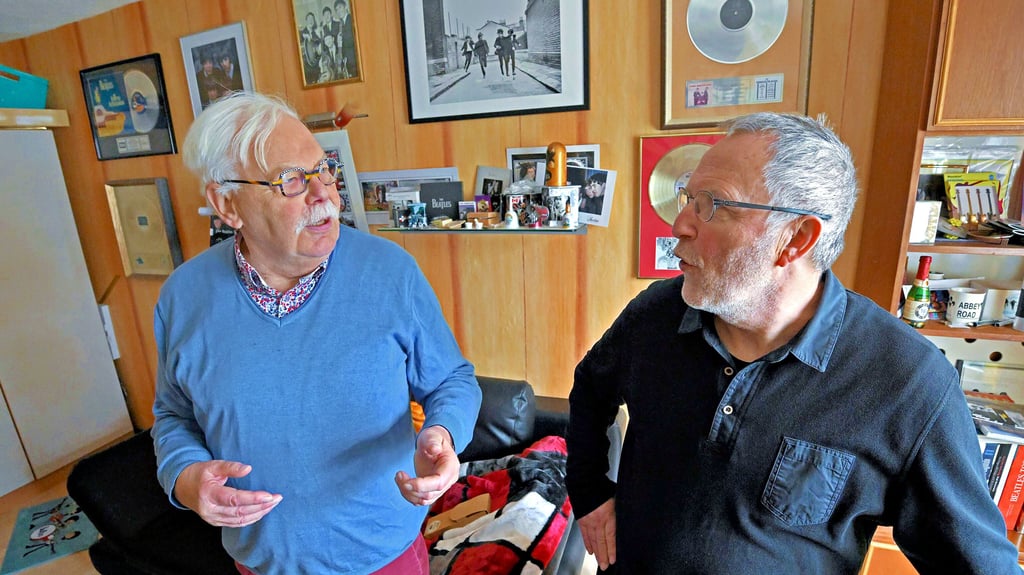 Die Gründer des Ascherslebener Beatles-Stammtisches Andreas Knoche (links) und Erwin Leuschner im Gespräch.