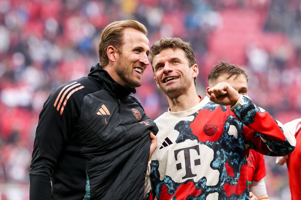 Harry Kane(l.) feiert seinen ersten Vereinstitel überhaupt.
