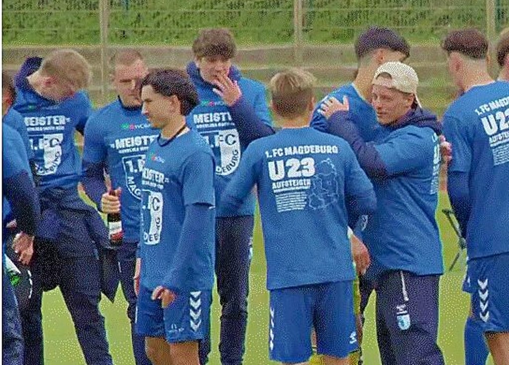 Die U23 des FCM bejubelt nach dem Sieg in Sandersdorf mit den Meister-Shirts den Aufstieg in die Regionalliga. 