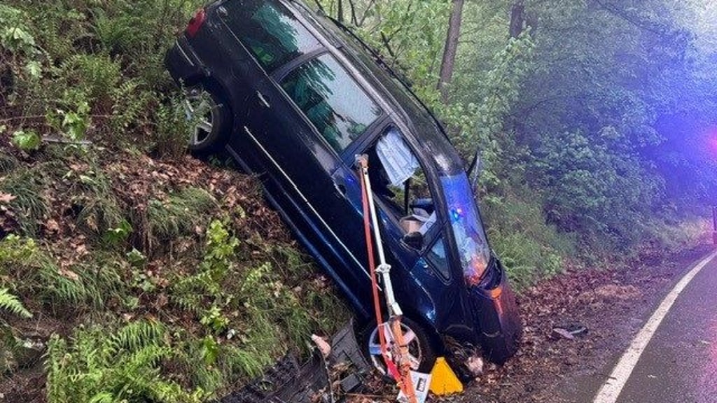 Ein VW Sharan stand nach einem Unfall am Hexentanzplatz bei Thale hochkant an der Straße.