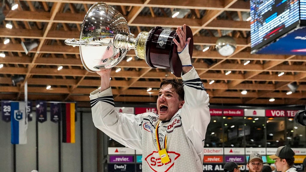 Bruno Riedl konnte den Meisterpokal der DEL2 in die Höhe recken.