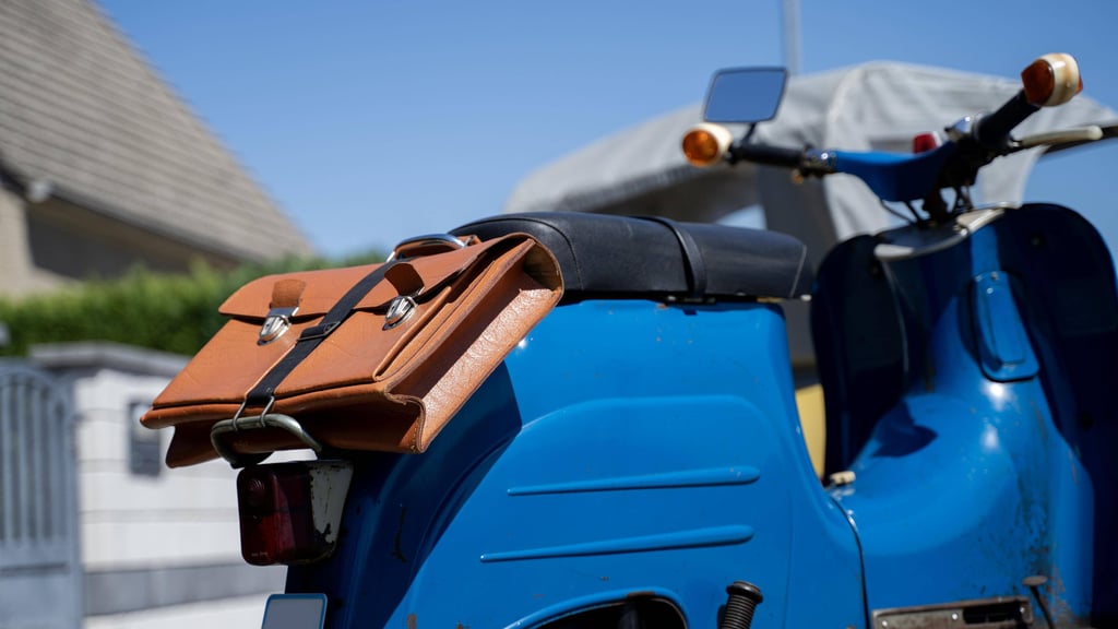 Aus einer Garage in Jessen ist eine weiße und eine blaue Simson „Schwalbe” gestohlen worden.