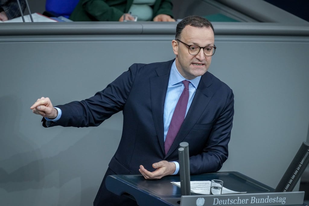 Der 44 Jahre alte Ex-Gesundheitsminister Jens Spahn ist neuer Vorsitzender der Unionsfraktion im Bundestag. Er gilt als ausgesprochen machtbewusst. In der neuen Funktion hat der Mann aus dem Münsterland eine Schlüsselrolle für einen künftigen Kanzler Merz.